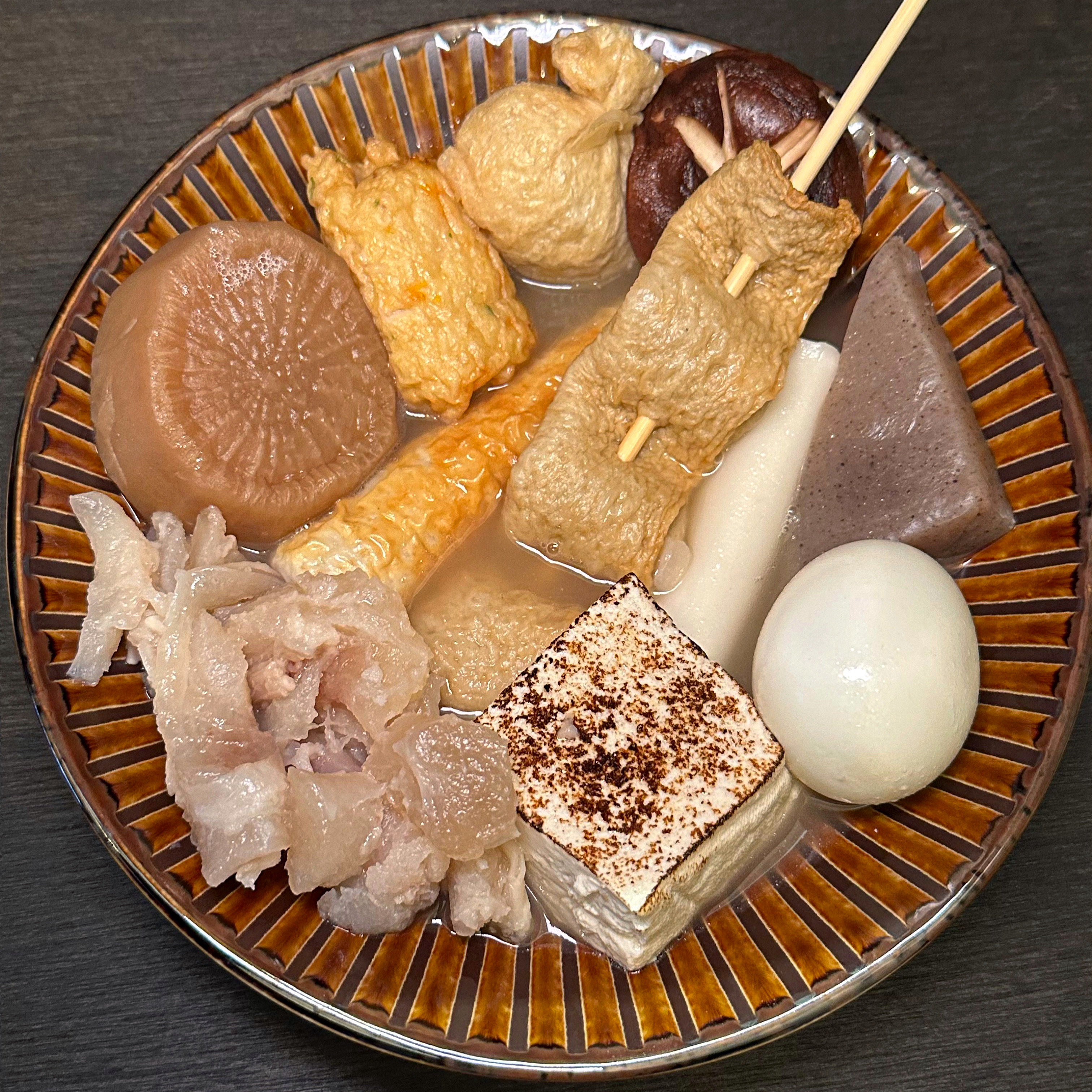 ホオーの日本酒サービスと繊細な小皿料理