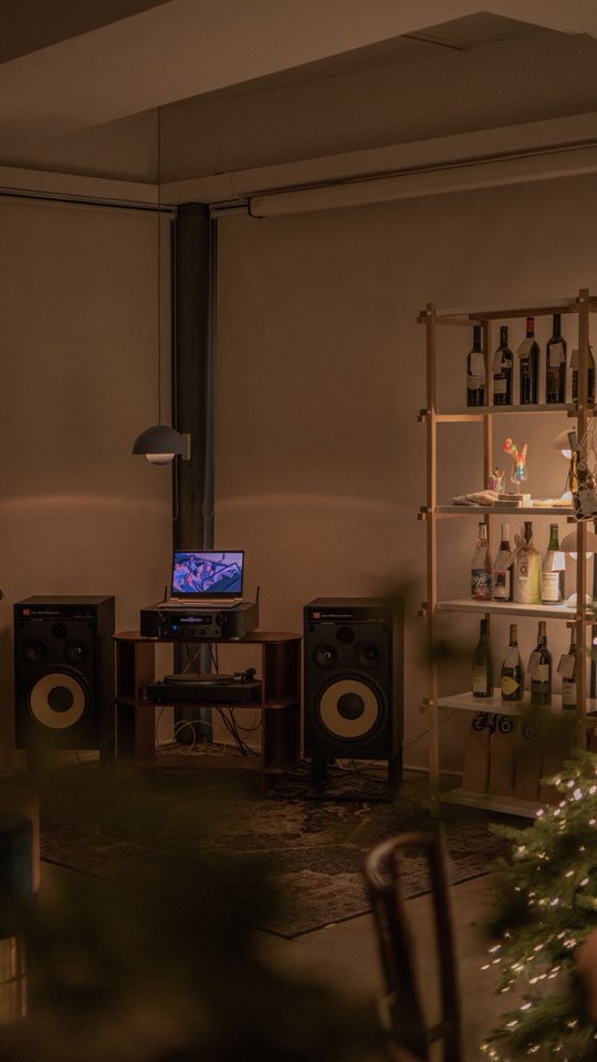 ガサンのStudio Lake、カジュアルなワインバーの雰囲気