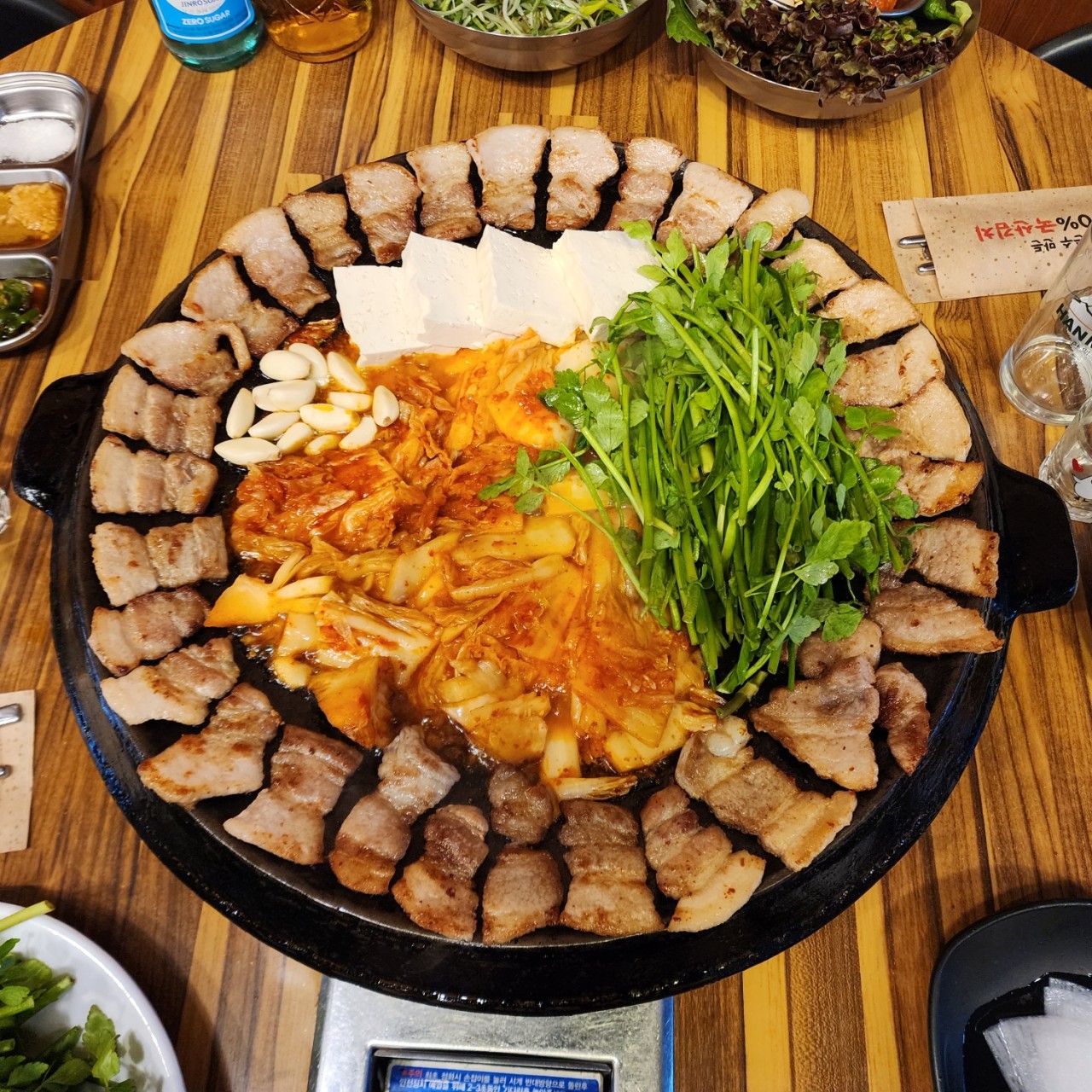 Musoikimchi Samseong iron lid with pork belly and kimchi