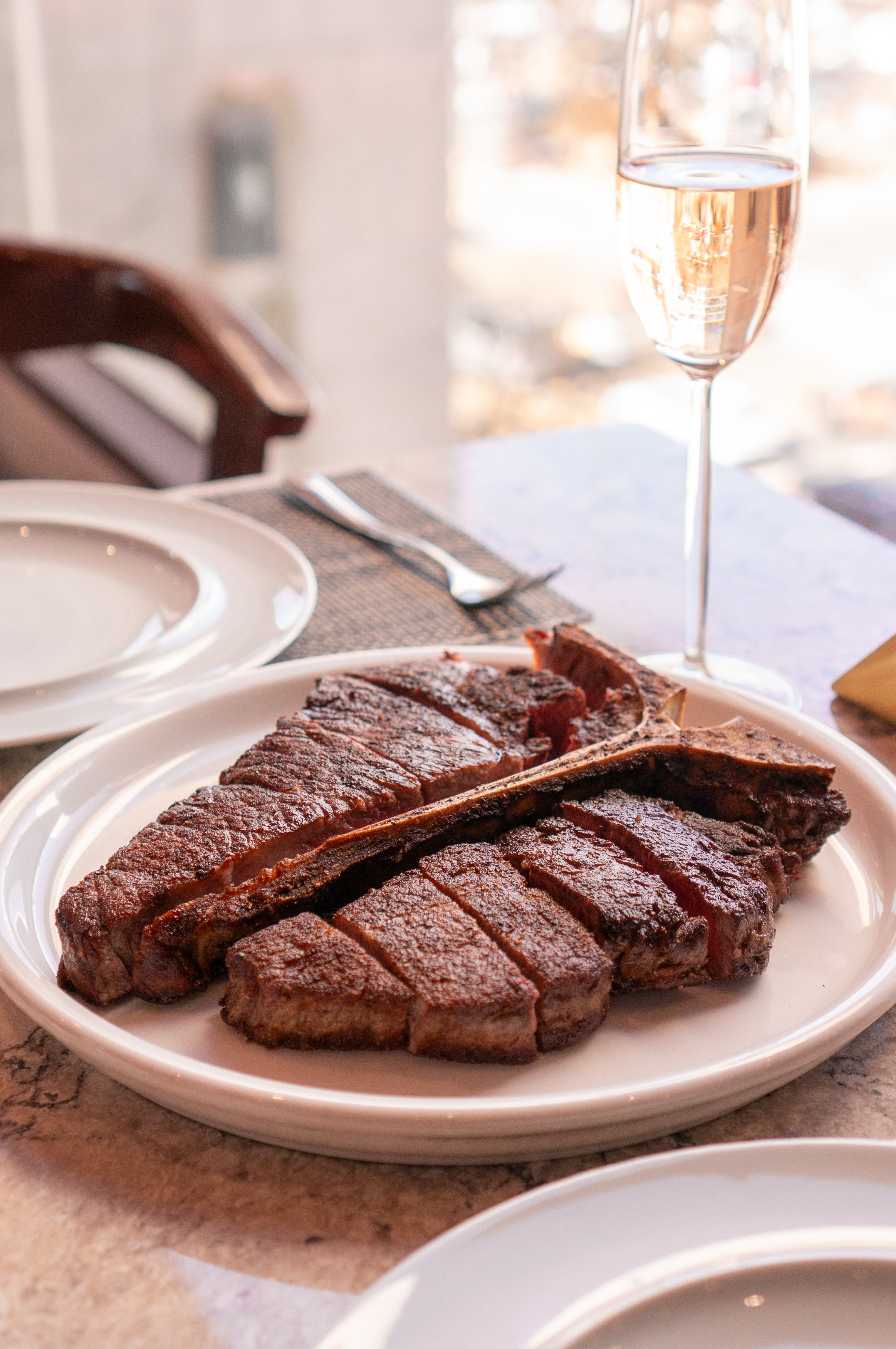 長牛排海陸套餐搭配活龍蝦及熟成韓牛
