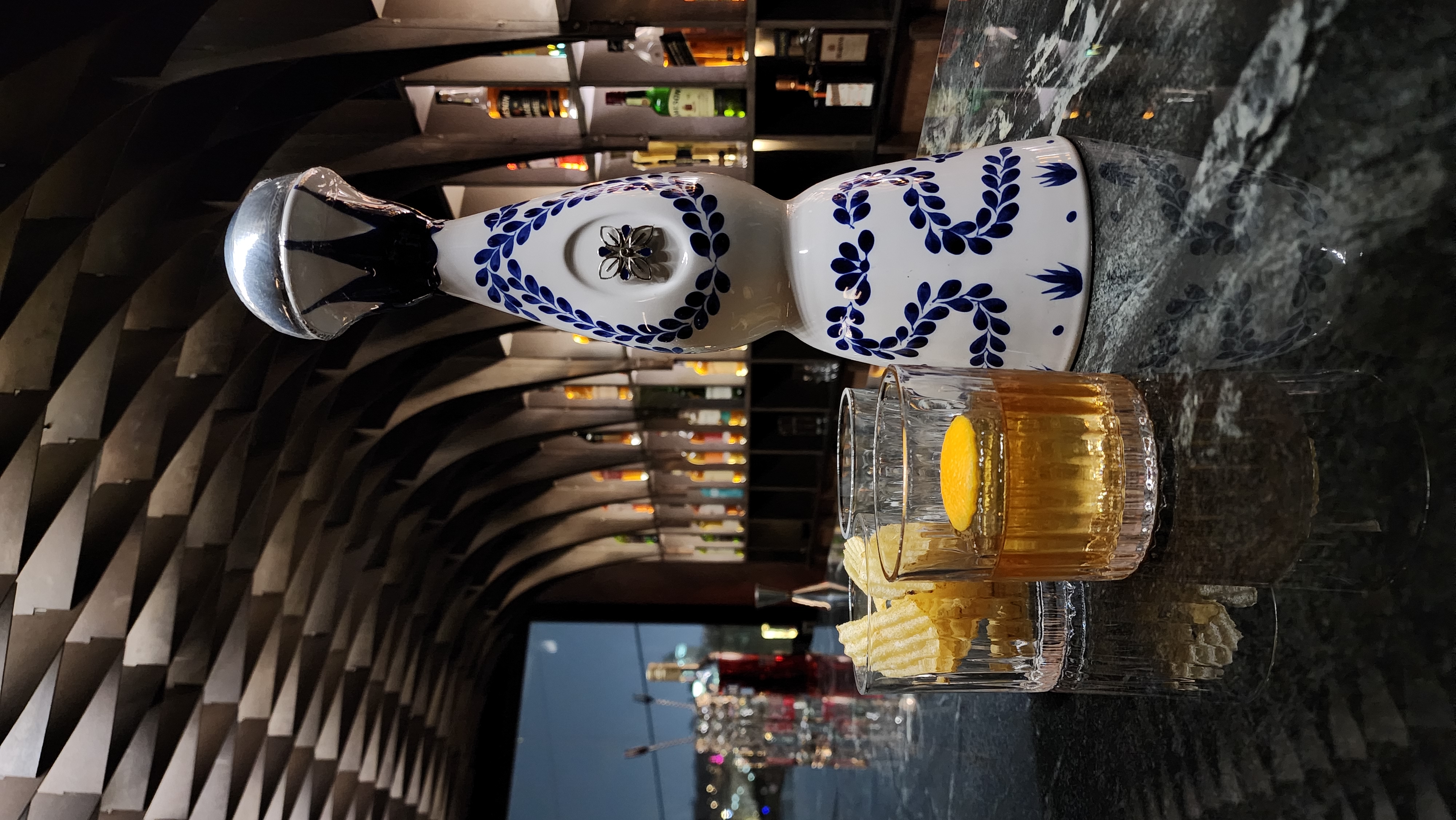 Bar Cove rooftop hideaway with city view in Haebangchon