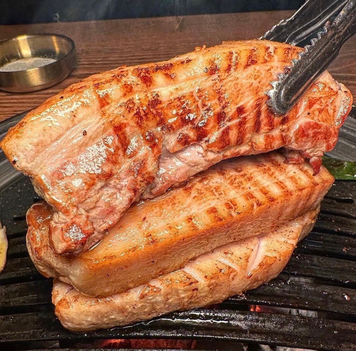 육몽 용산직영점招牌猪肉切块配精致饮品