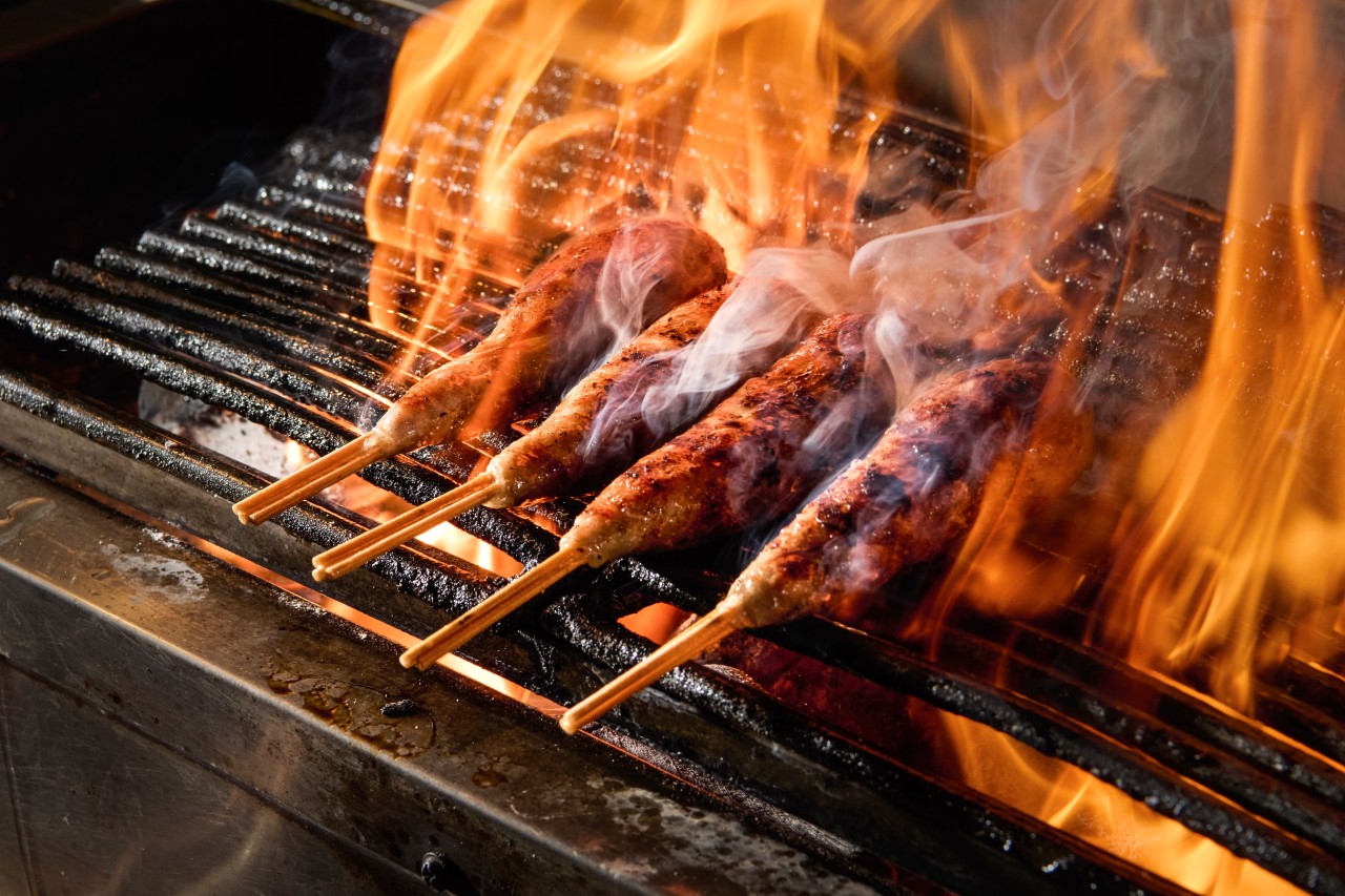 焼き鳥ロマン蠶室サエネの広々とした座席と串焼き