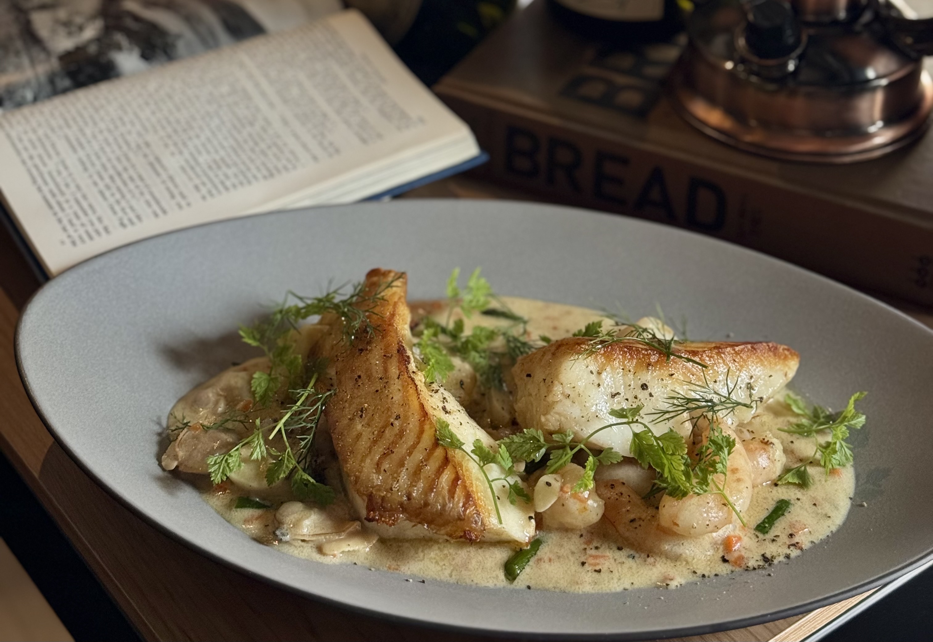 CODD PASTA BAR 新鮮義大利麵旁的酒杯在麻浦