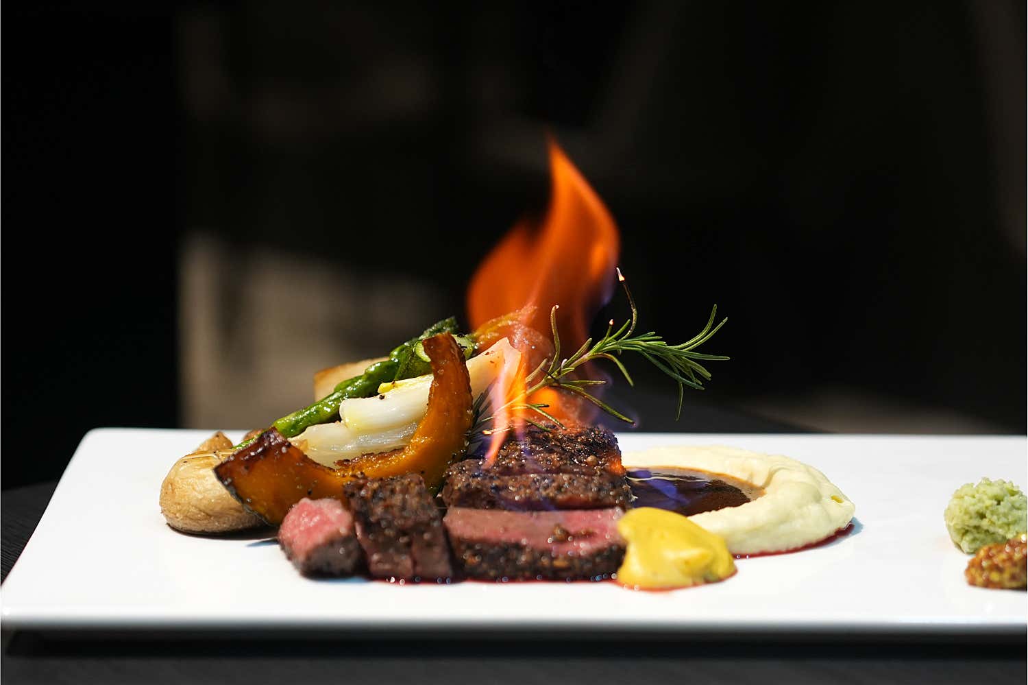 Gocoro Embody开放厨房摆盘牛排与现代内饰