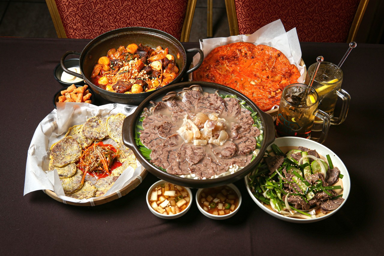 牛筋火锅与温馨酒馆桌