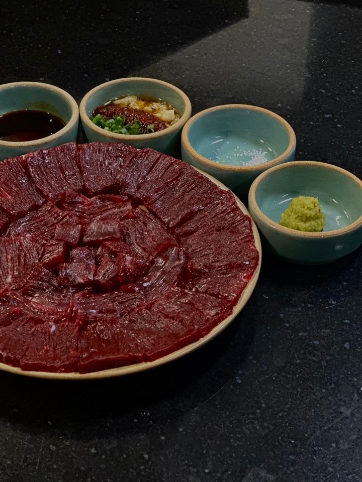 Sliced raw bottom round muntigi plated neatly at Wooillmoongtigi Second Chapter