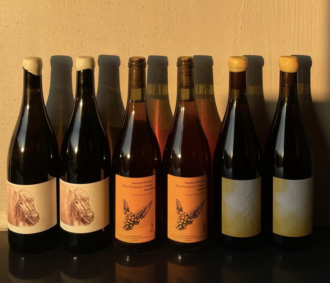 Tarstyのオレンジワインボトルと韓屋を眺める窓際バー