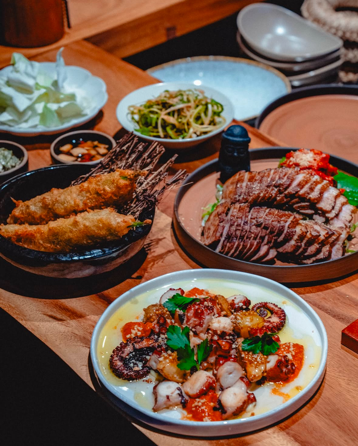 Pungno的Mongdol Jeju舒适的用餐酒吧内景，使用济州食材