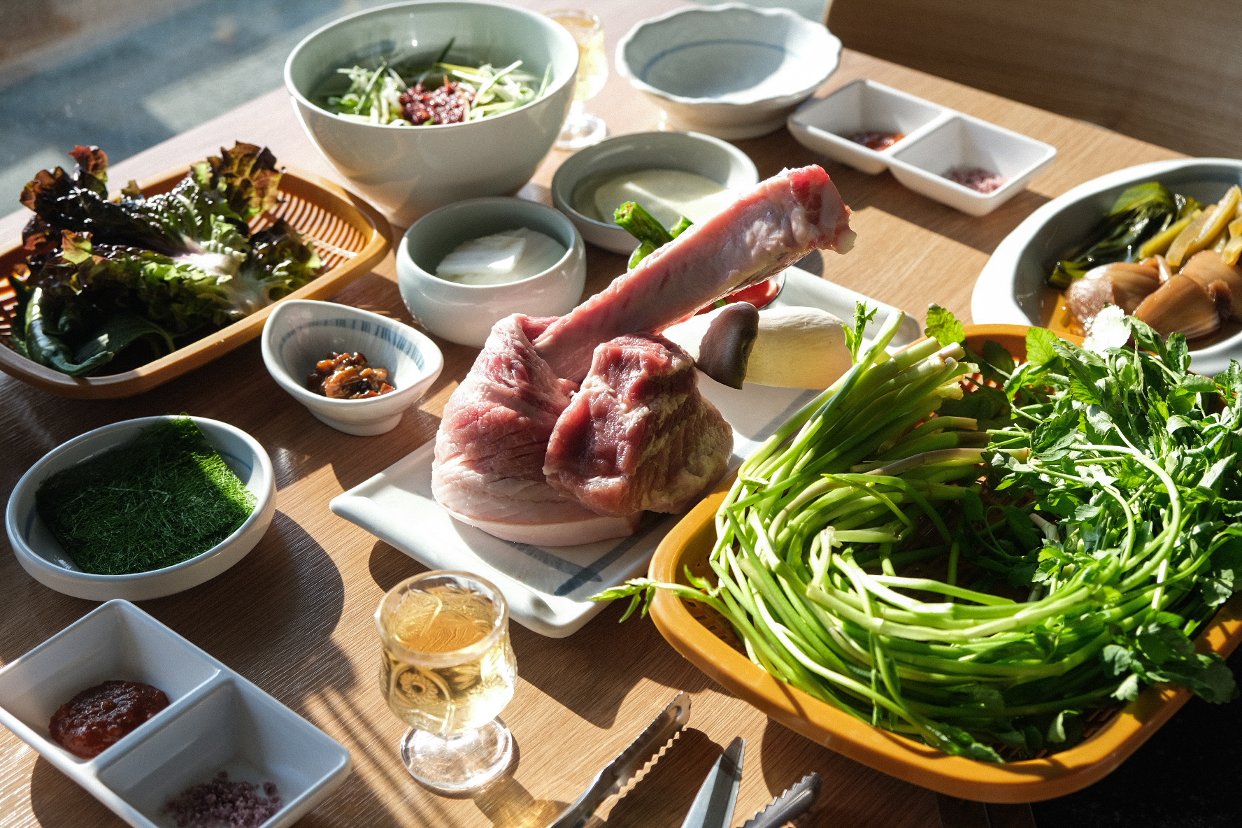 Haewolmog豬肉燒烤搭配黃土炭與海景氛圍