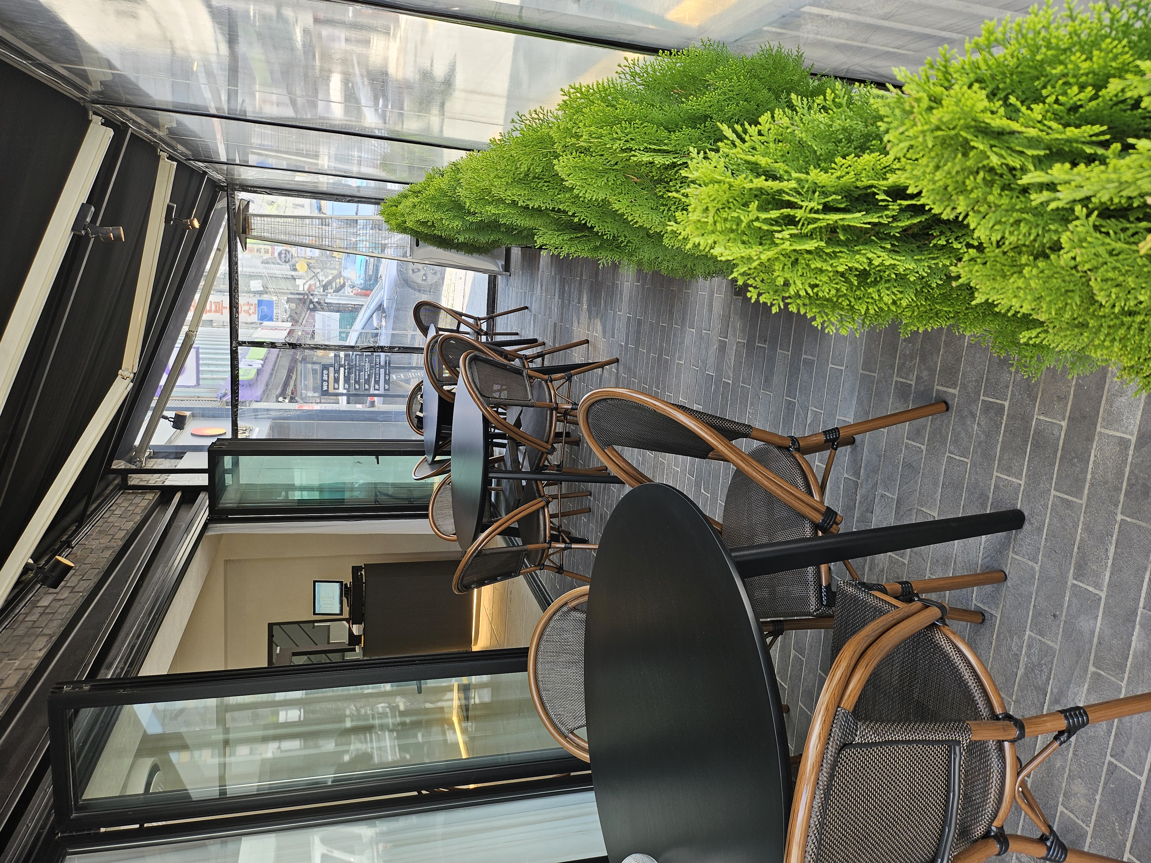 Geum Bokdang 季節の韓国料理とマッコリが木のテーブルに並ぶ