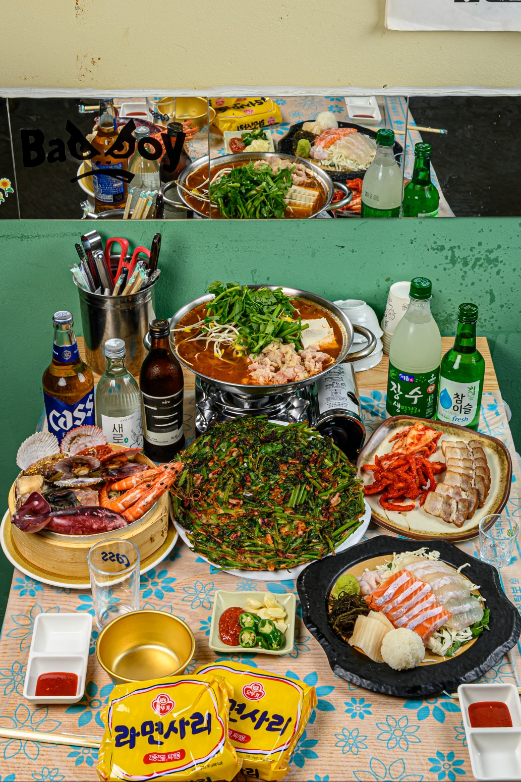 Retro anju set at Jindalrae Restaurant Sadang with vinyl-era vibe