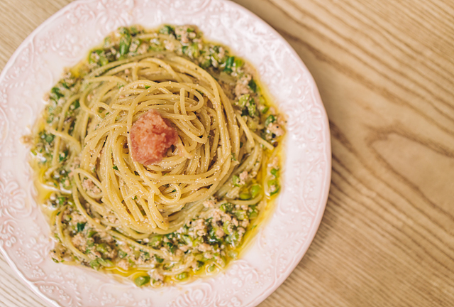 와인바 별채舒适内饰，陈列酒瓶及应季菜品