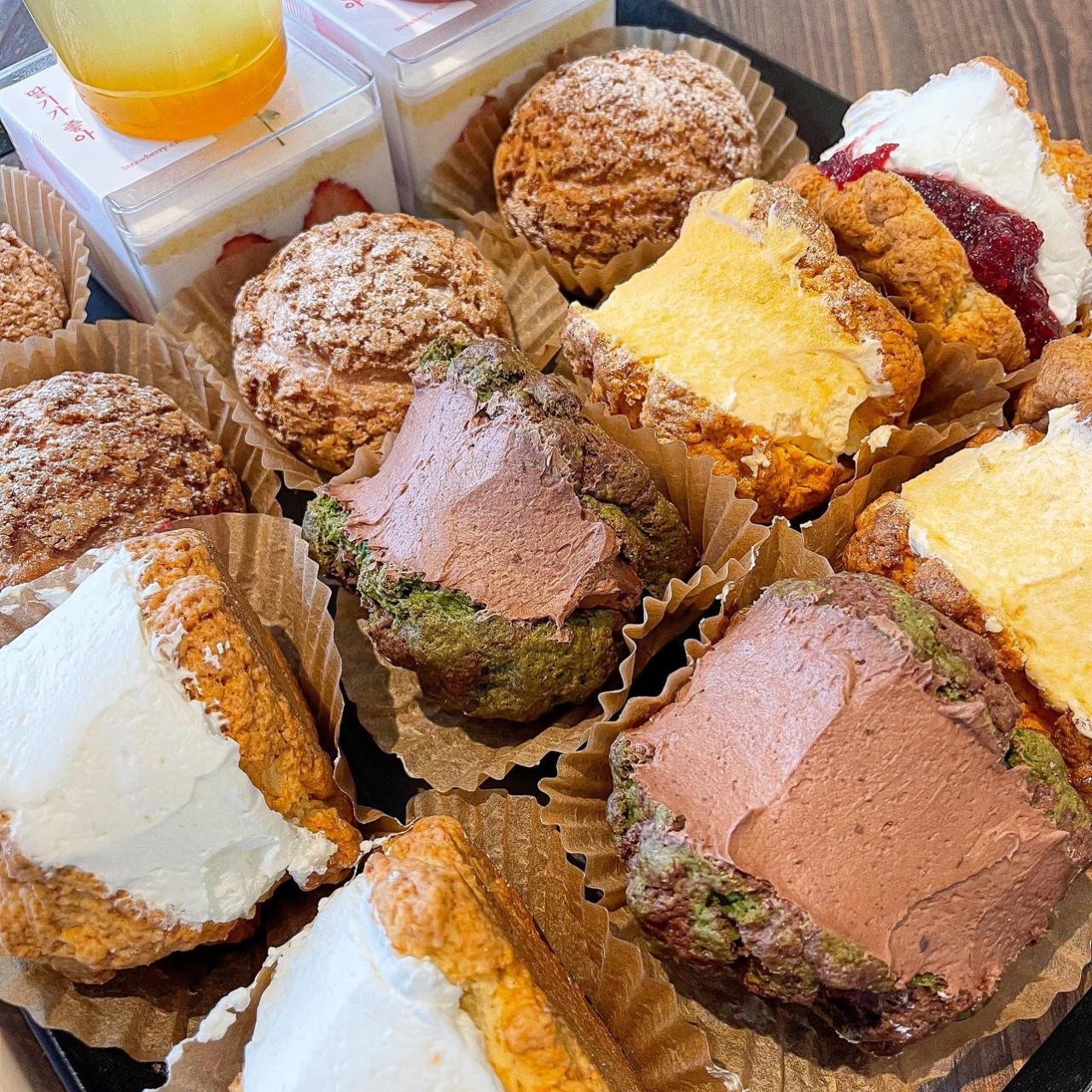 Cafe Gongmyoung 拿铁拉花与安静餐桌上的糕点