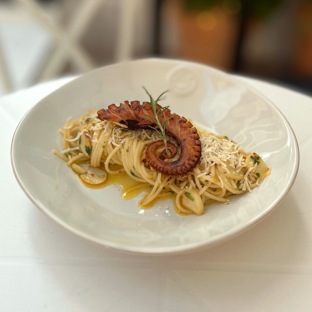 Daddy's Table ソングリダン通りの明るいブランチプレートとベーカリー