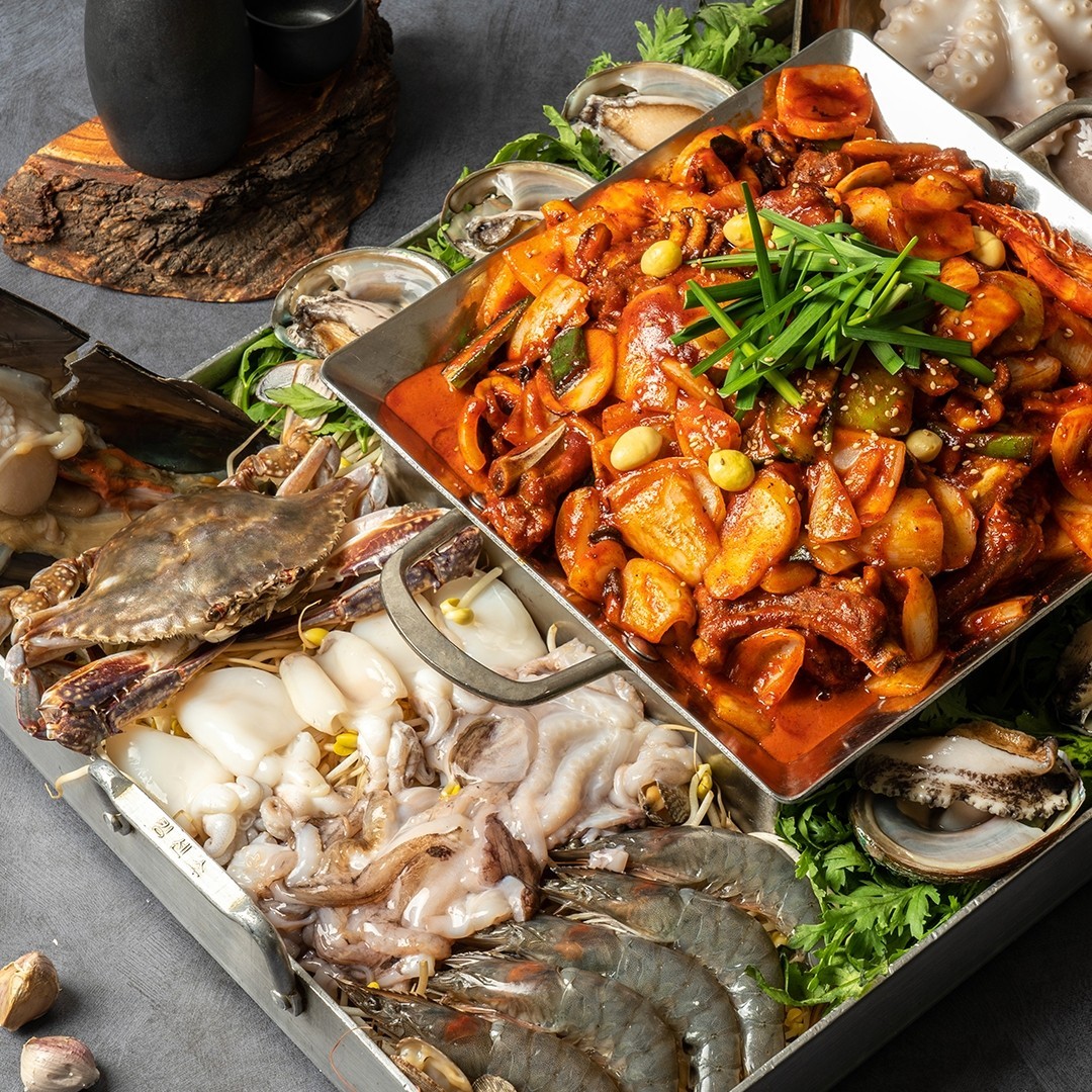 冒著熱氣的海鮮排骨燉鍋