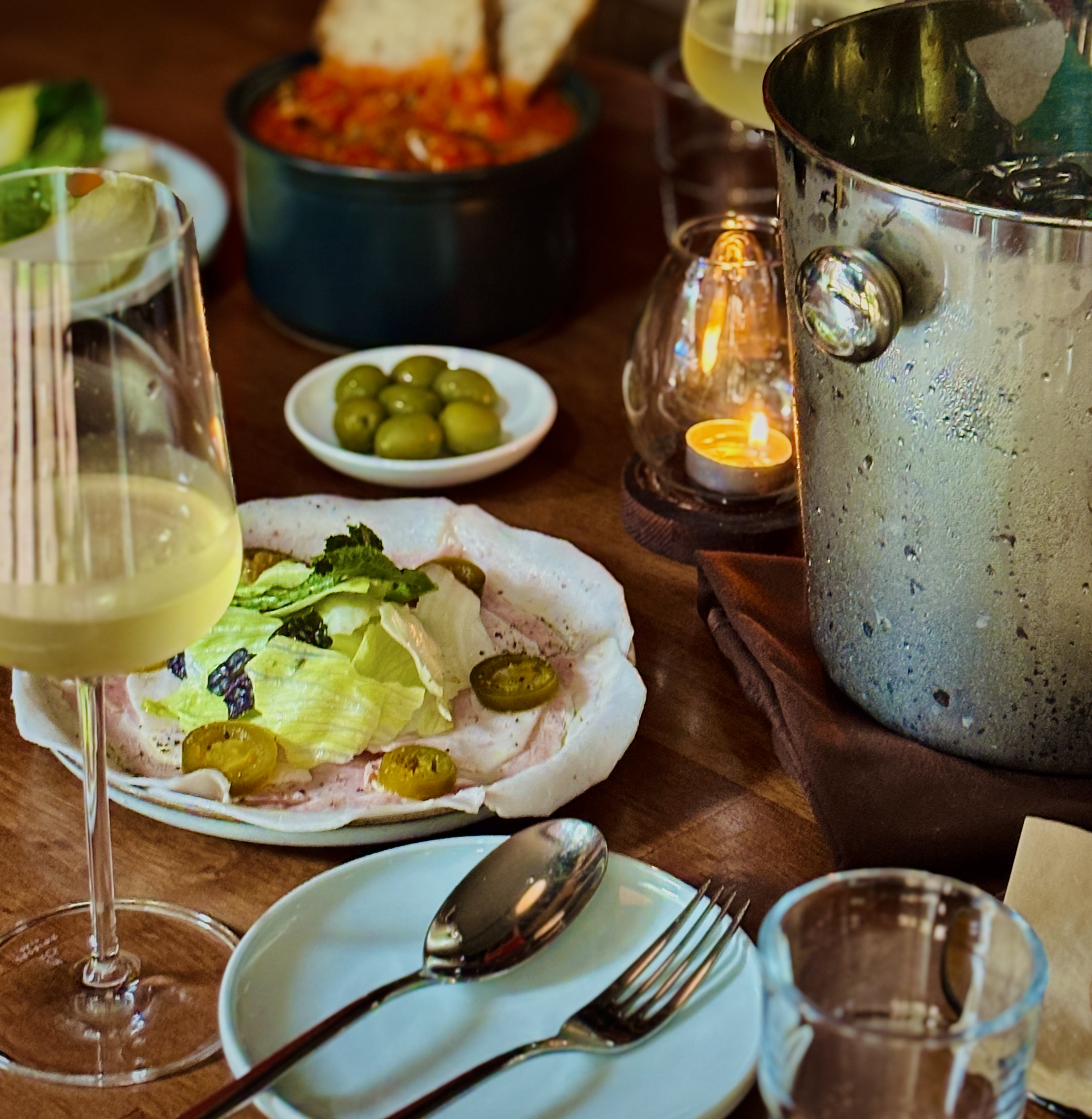 MOUVETT酒吧，法式料理與酒瓶陳列