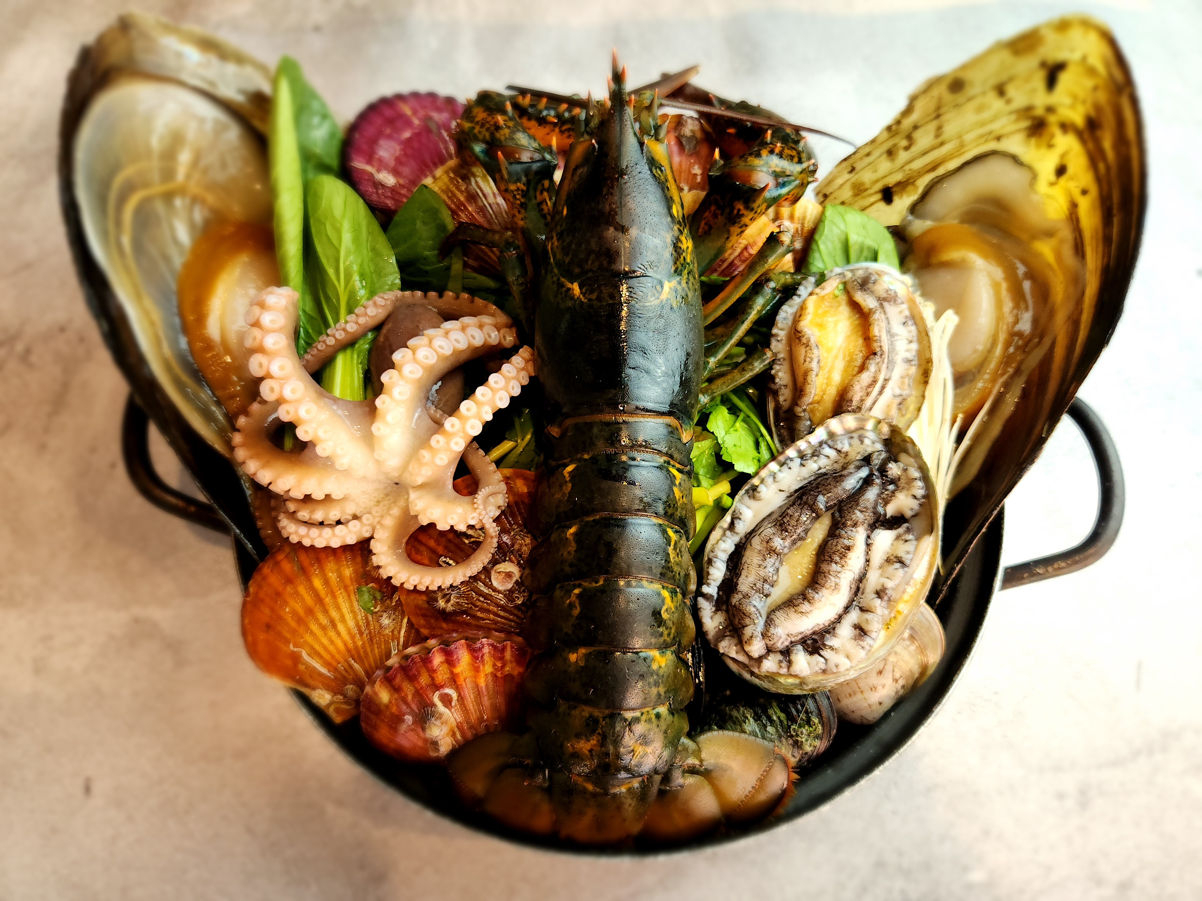 明洞ジョガビ 新鮮な貝類盛り合わせを炭火で焼いている様子