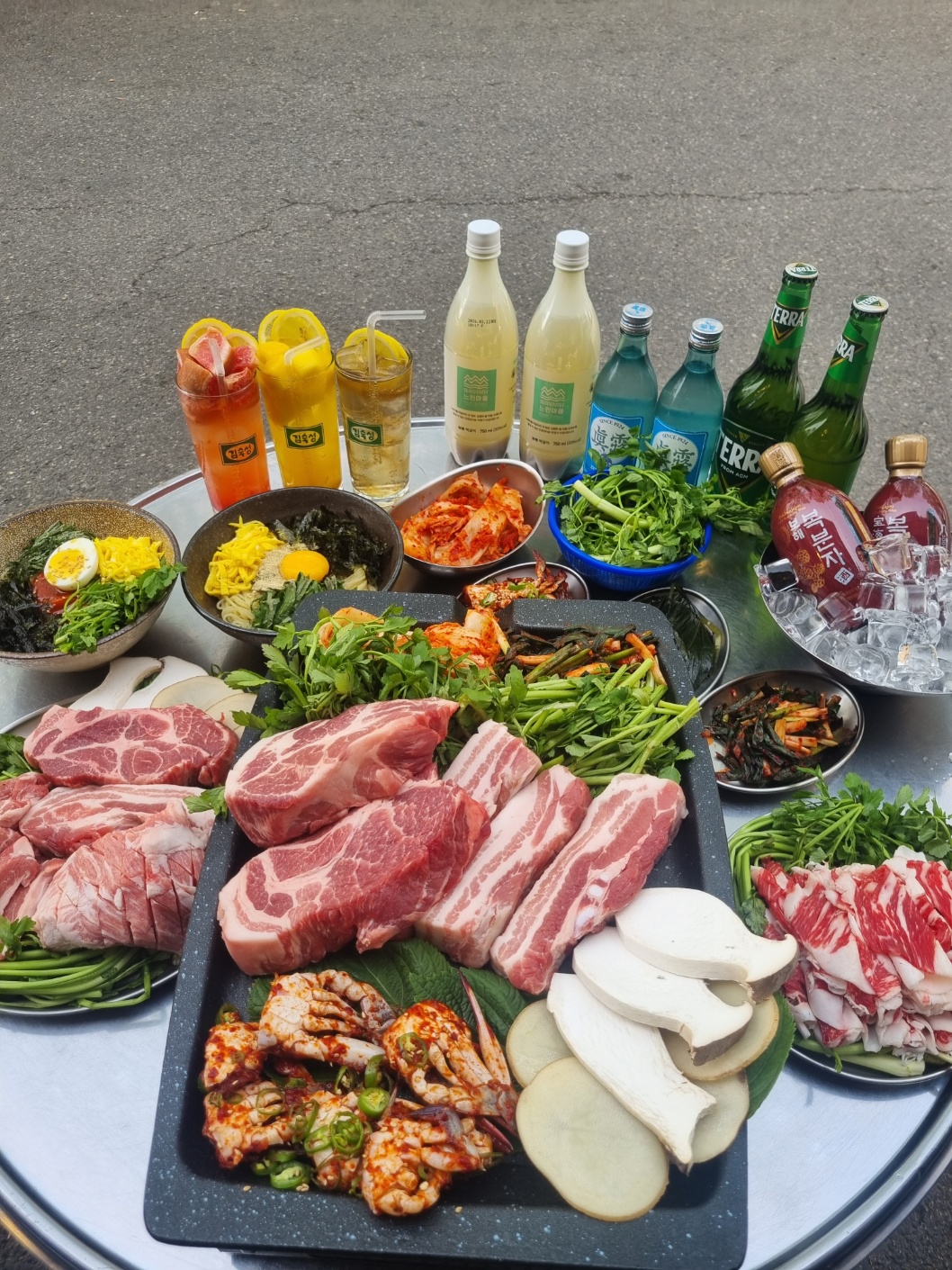 Kim Sukssung 大興本店のレトロBBQルームと熟成豚肉・キムチのサイド