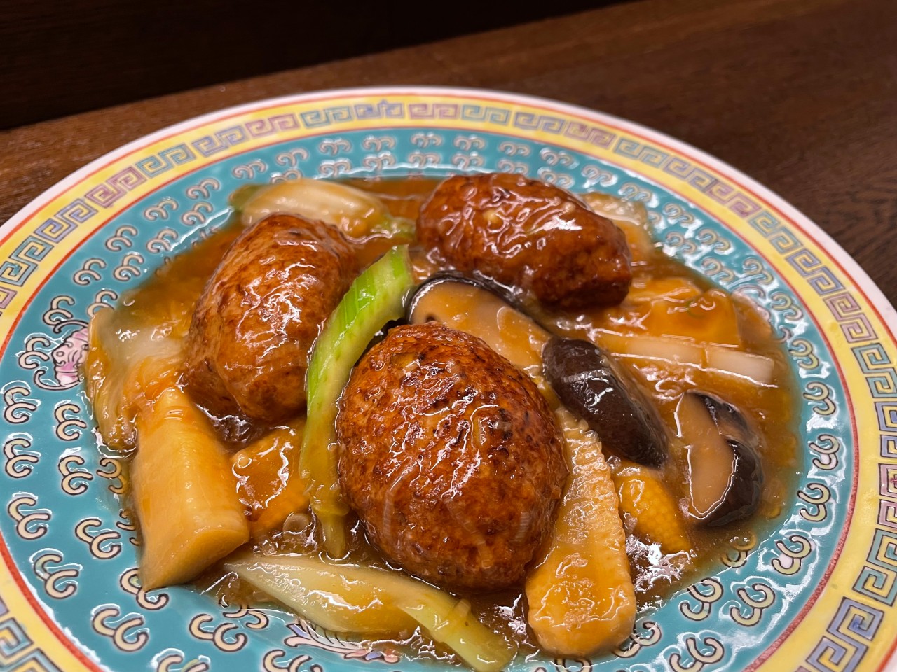 Cho ryang counter bar Chinese-inspired plates