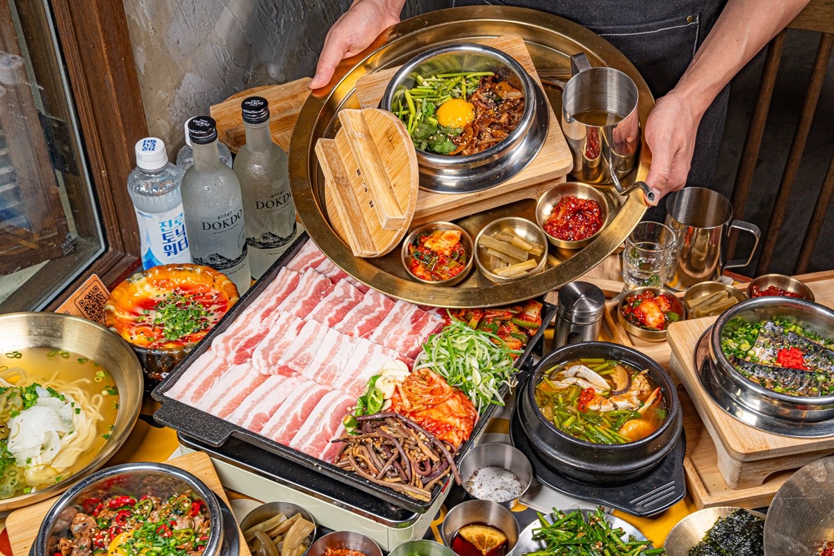 Houseof8grill Yeonnam hanok interior and pork belly