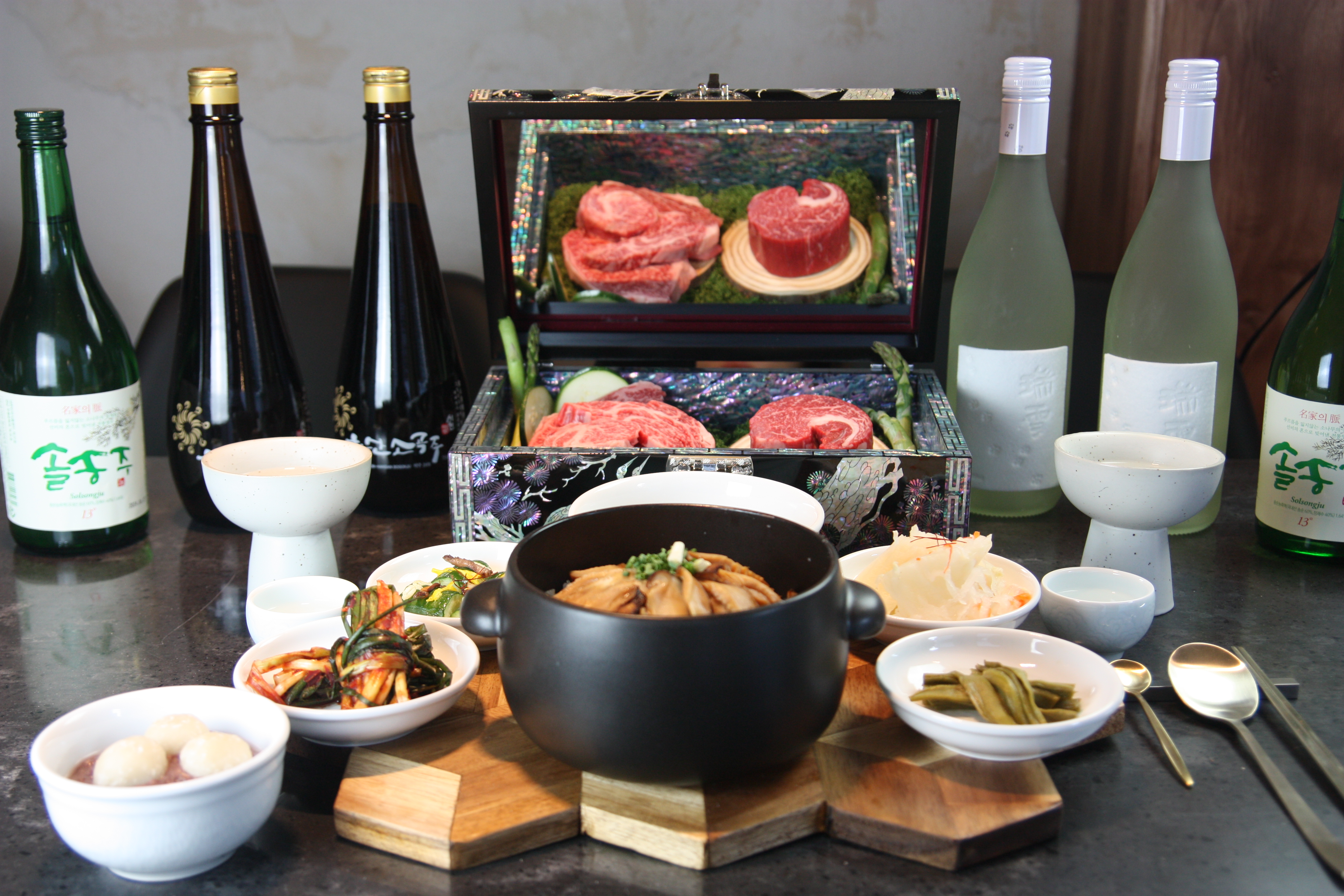 Woosol 韓屋の韓牛コース、螺鈿皿で提供