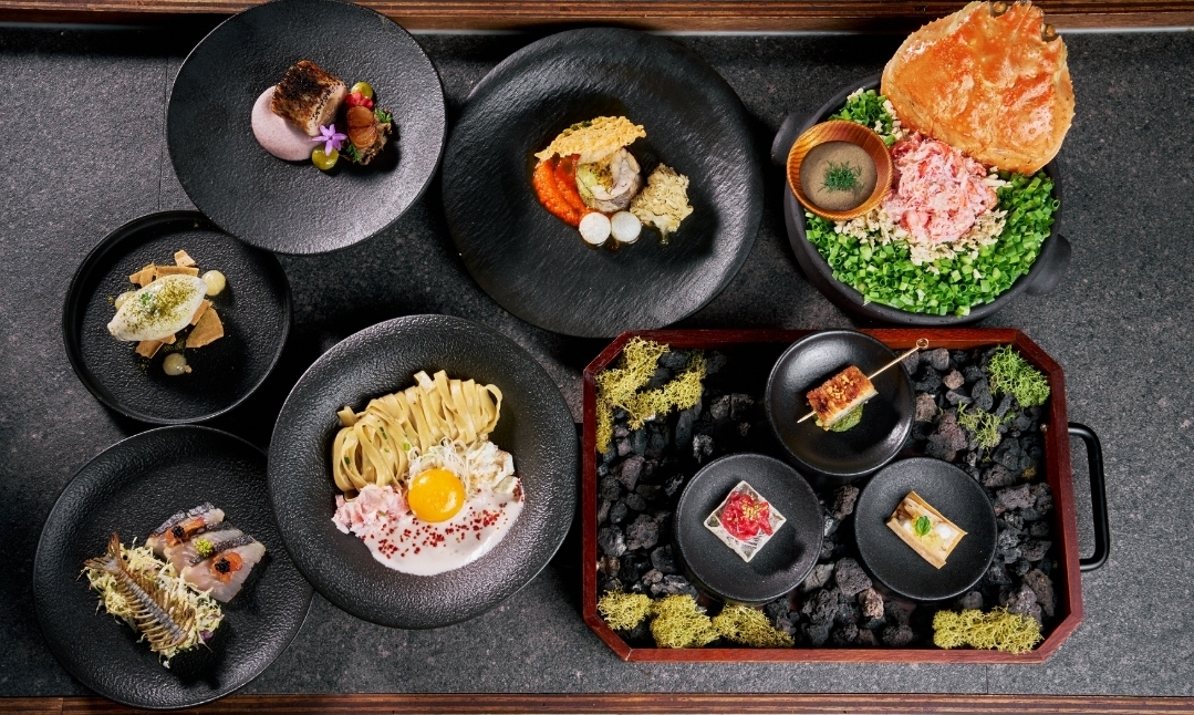 洗練されたカウンターで提供されるToubeの和仏コース料理