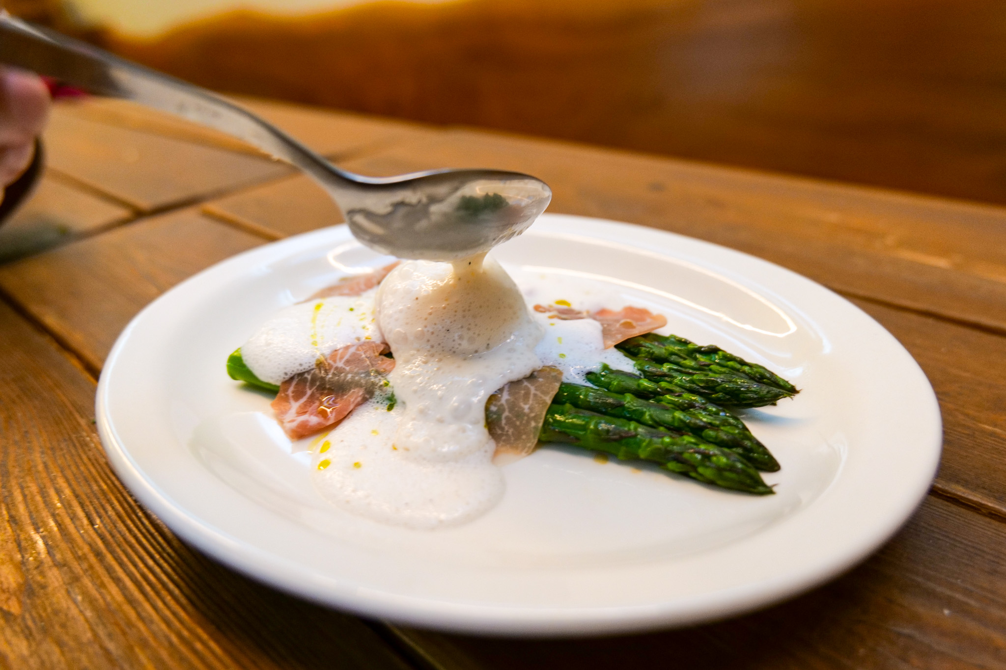 道谷谷楊濟川附近自然酒吧內裝