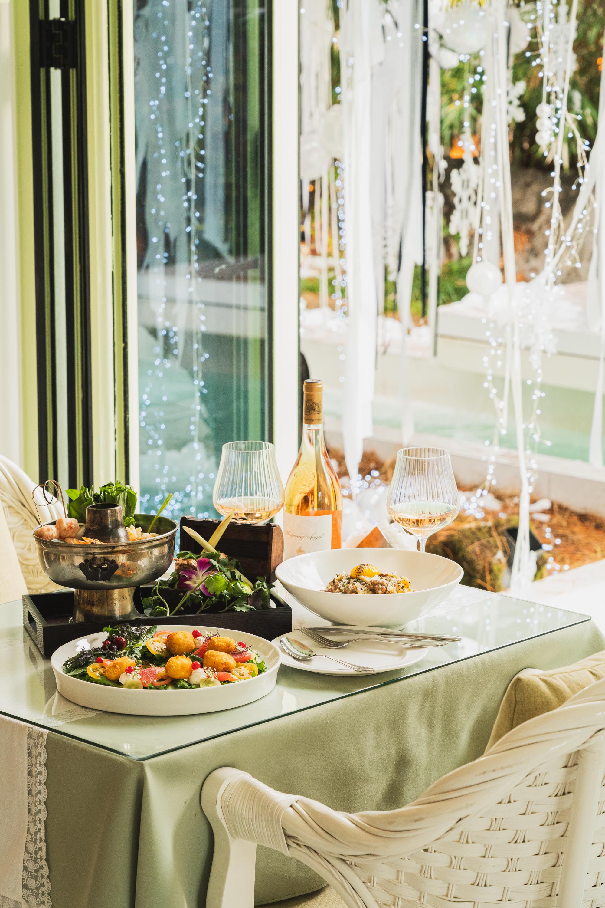 EMBASSY SALADAENG 白色別墅與泳池，越法融合料理