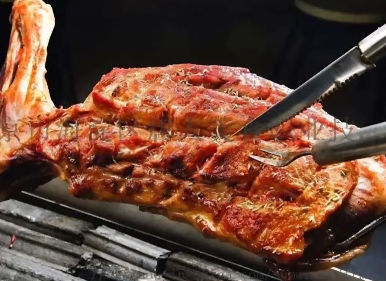 Wonbo Yangkkochi 自動回転する羊肉串をテーブルで焼く