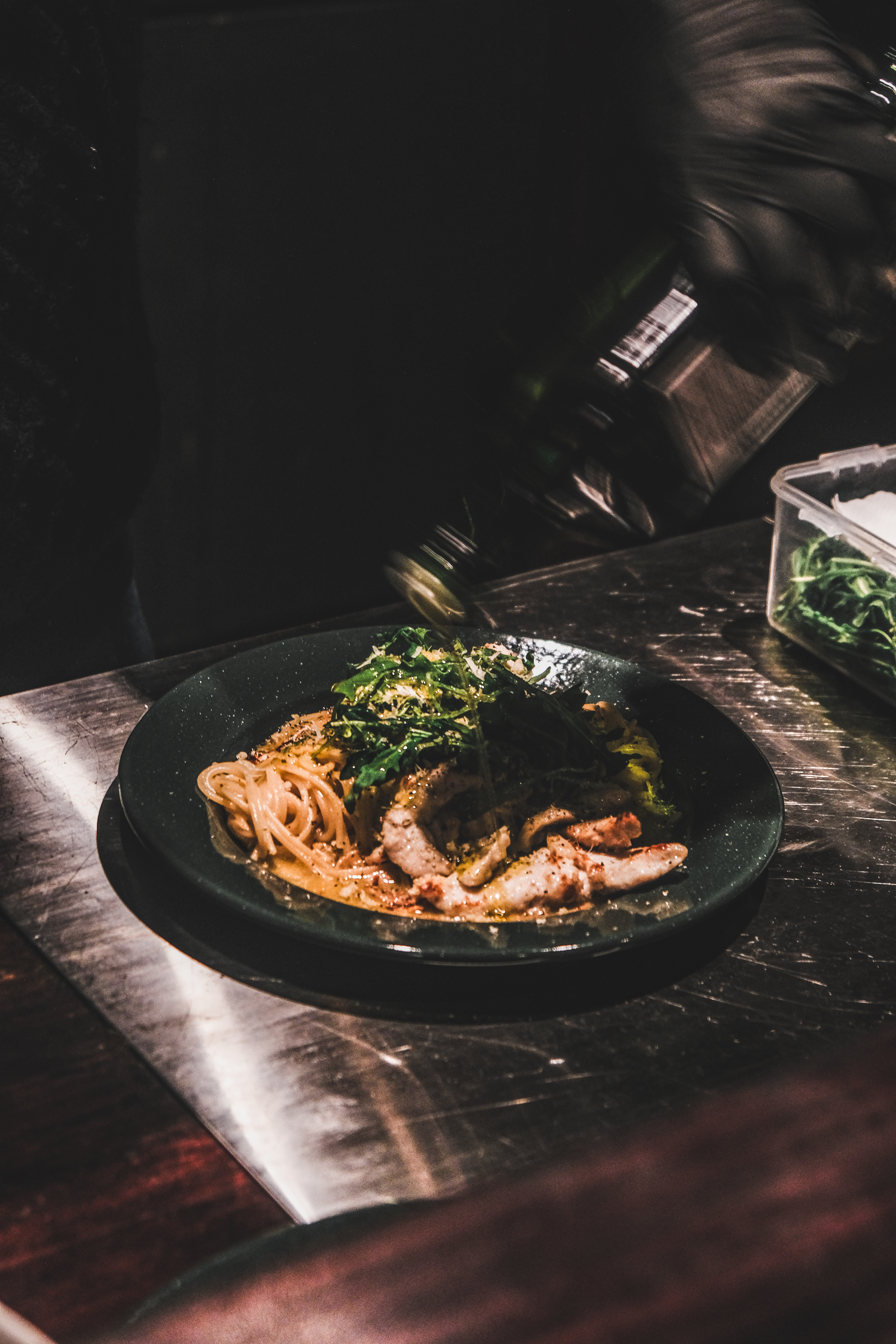 プランシュのワインバーと照明、料理