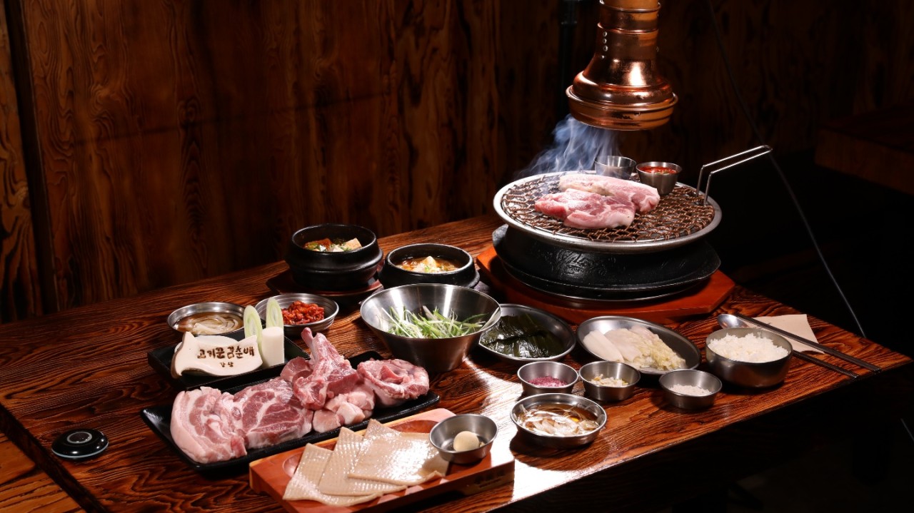 Gogikkun Gimchunbae charcoal grill with beef and pork