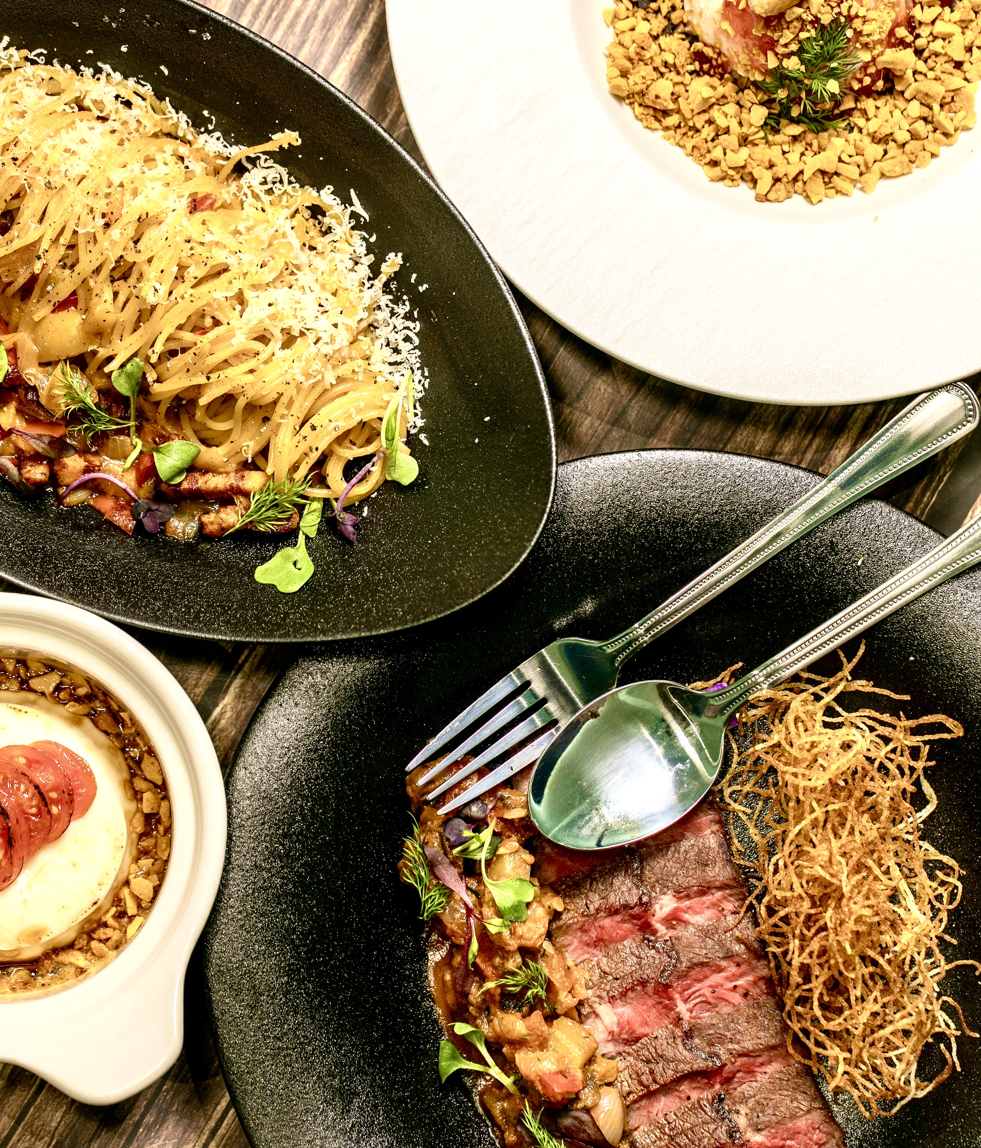 Beyonder Gangnam 舞台現場與用餐桌椅