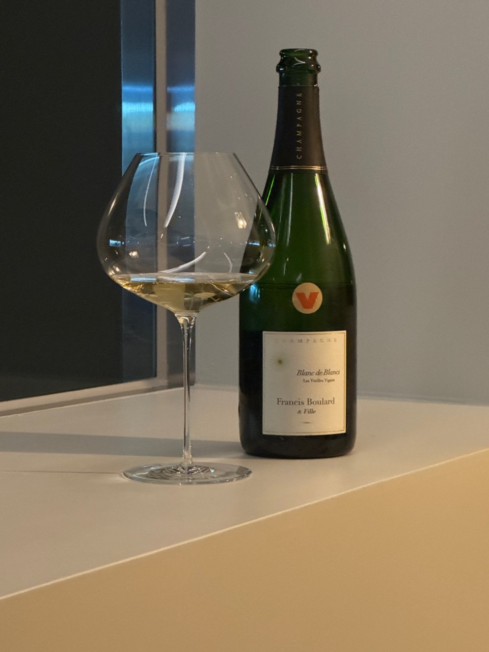 MARNE wine bar with premium stemware near Hongdae