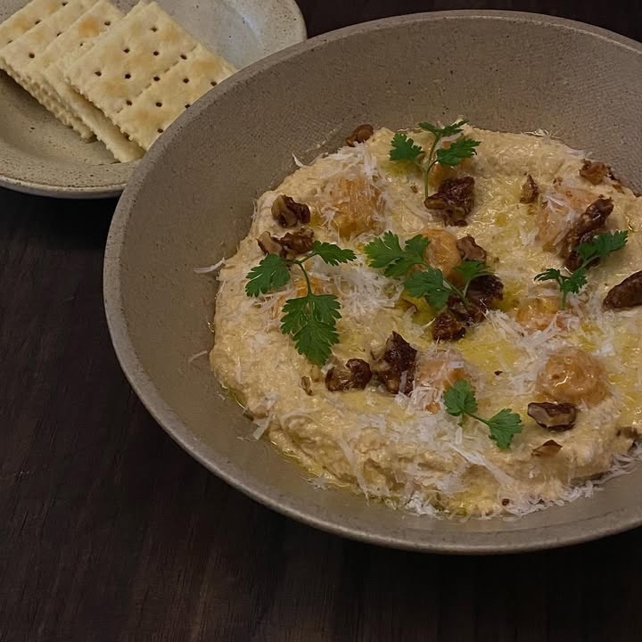 JURAワインバーのハンナムカウンターのボトルと串焼き