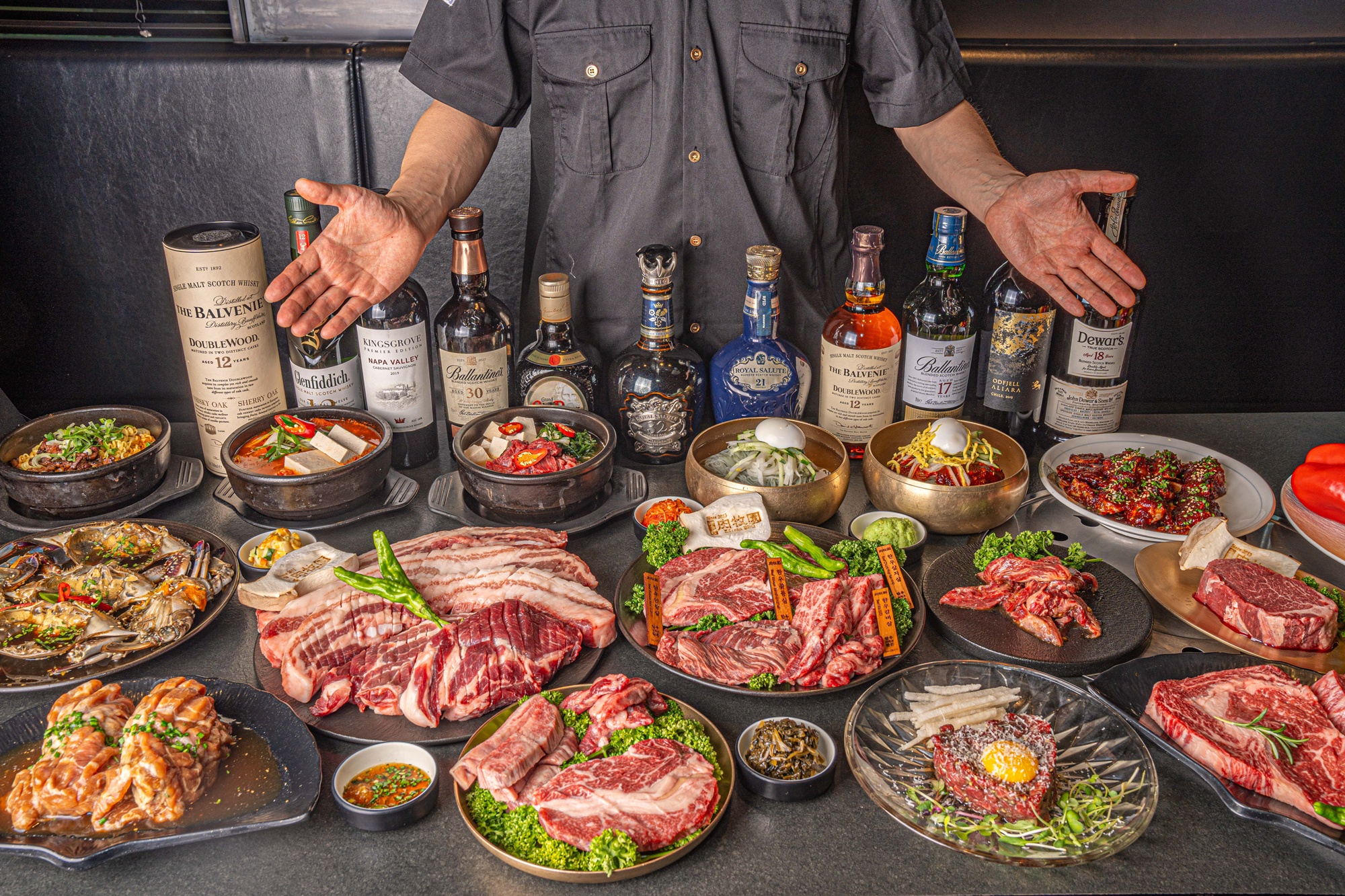 육목원 黃銅餐具搭配熟成牛肉與豬肉炭火燒烤