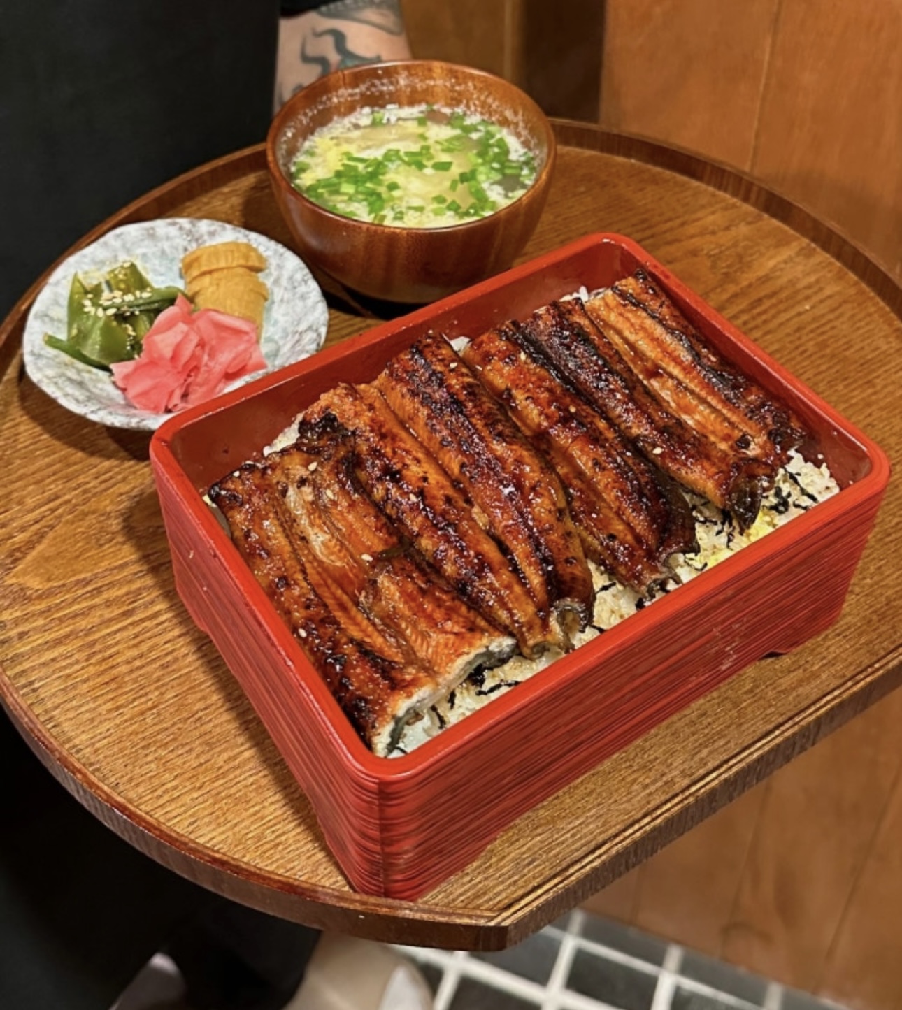 Gorogoro Yongsan鳗鱼盖饭和海鲜盖饭配鱼高汤泼饭