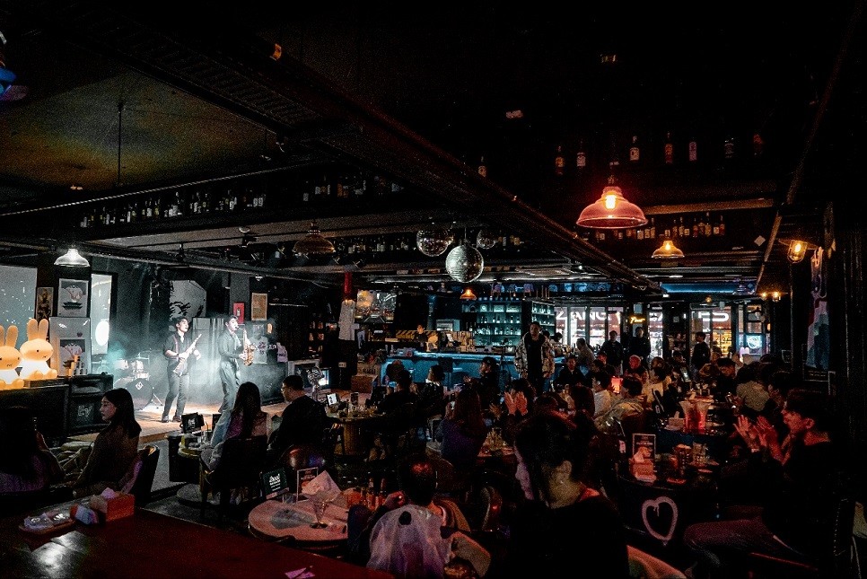 Seoul Garage Bar live stage with jazz lights and beer