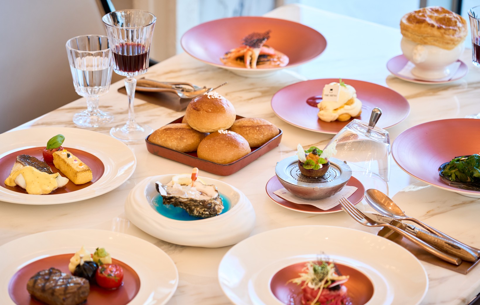 The Siena La Stuve 餐厅厨师操作台与优雅用餐区