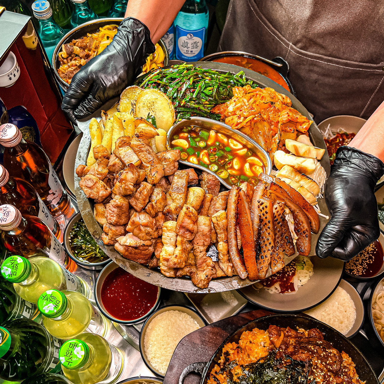 Dwaebong kitchen-grilled pork set with sides