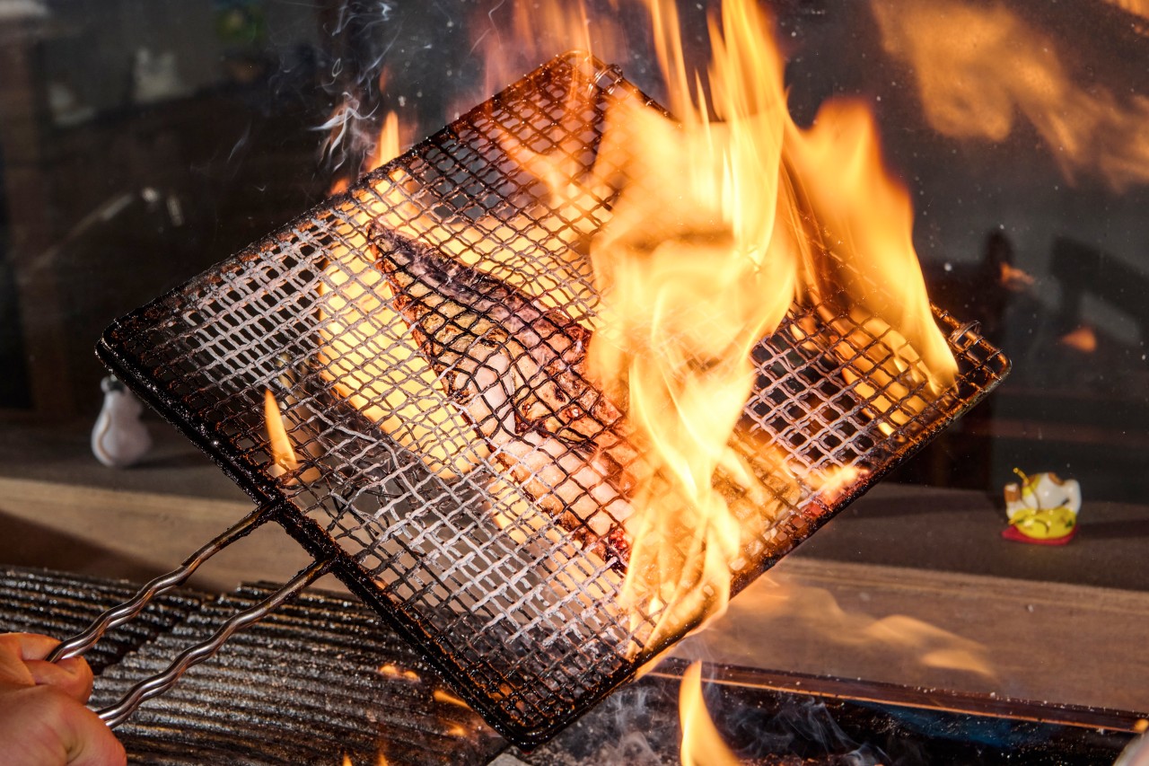 焼き鳥ロマン松坡のカウンターと串焼き、オープンキッチン