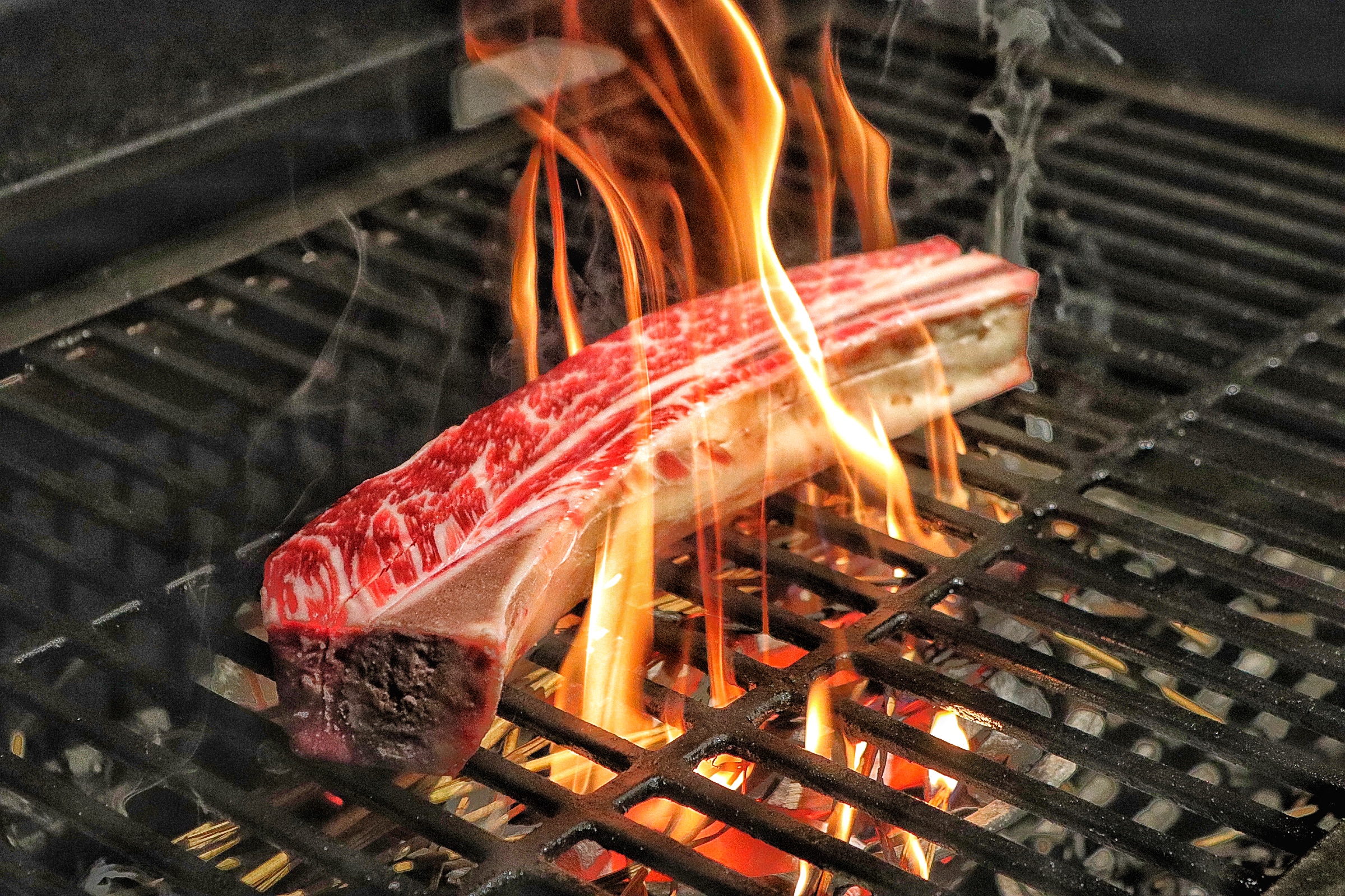 ウデ韓国バーベキューの藁焼きショートリブと豚肉セット