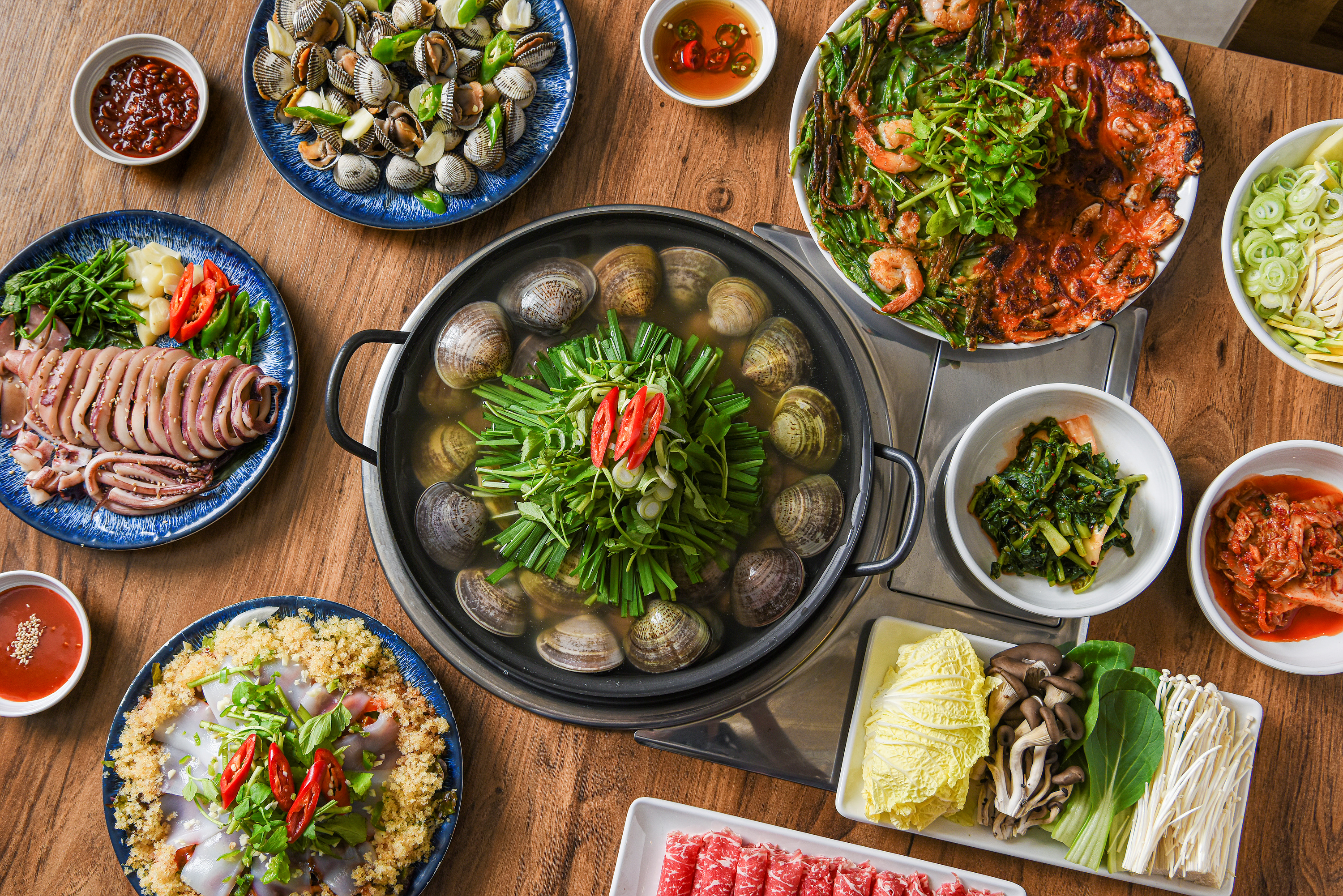 Yeongton Baekhap Kalguksu Gangnam clam soup and shabu spread by the window