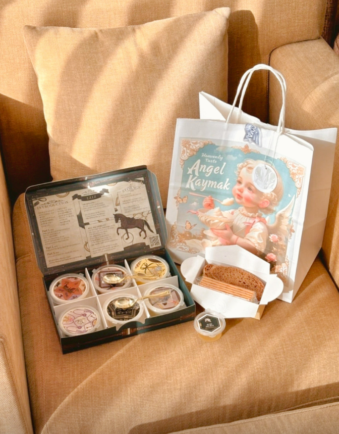 Angel Kaymak 舀著吃的芝士蛋糕與芝士奶泡拿鐵，近龍頭岩