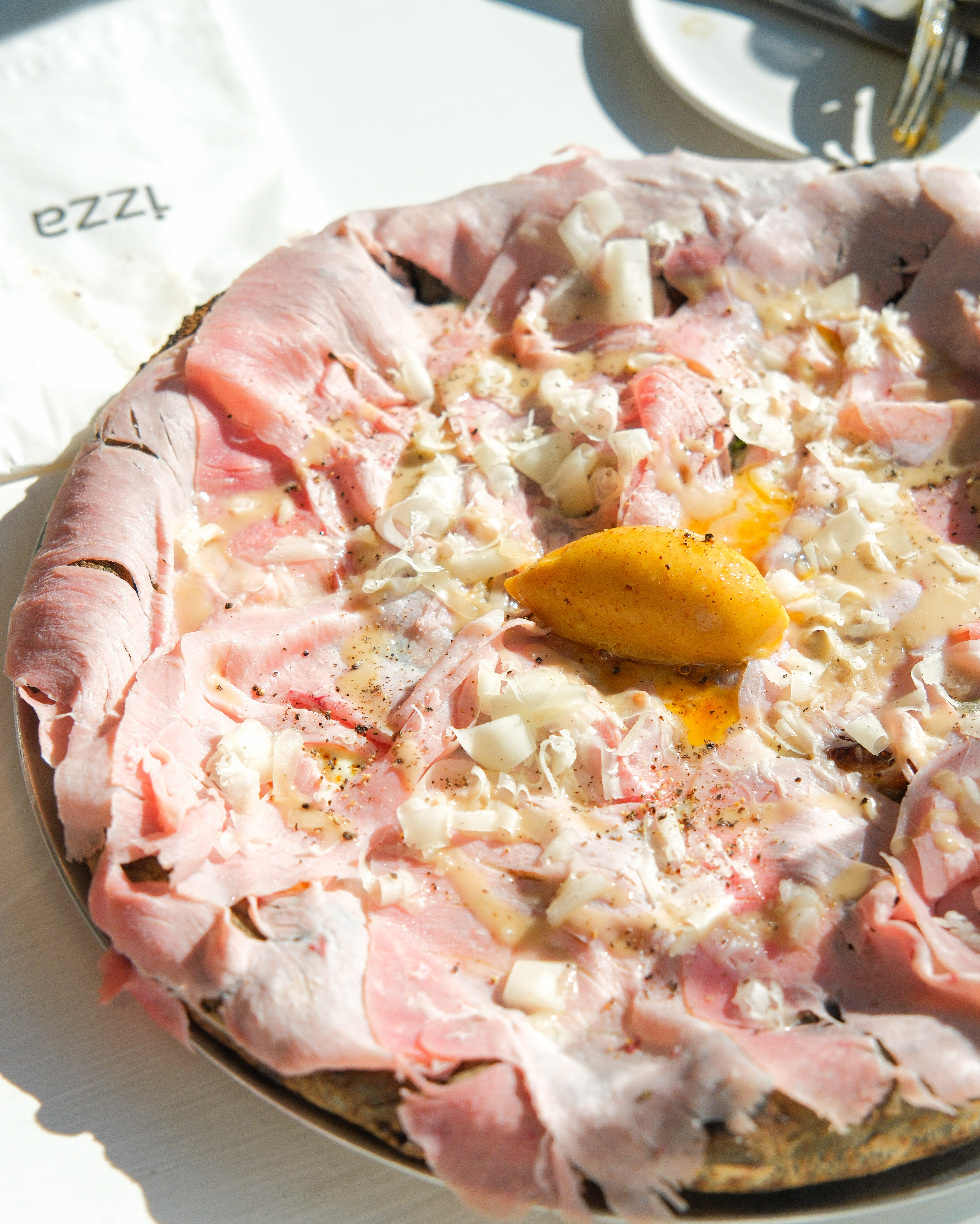 IZZAの薪窯ピザとパスタ、ワインが楽しめるモダンな空間