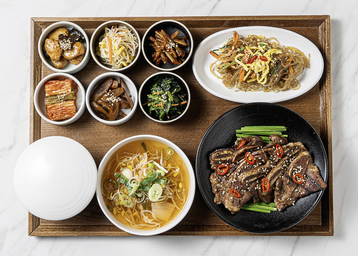 Gwanghwamun Hansang neat hansik set and side dishes