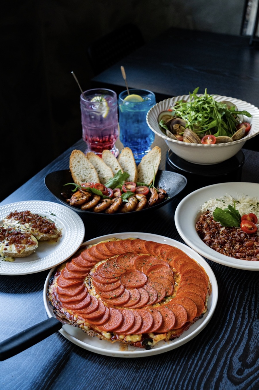 디엠 Deep & Mood ムーディーなバーにカクテル、ワイン、焼きラザニア