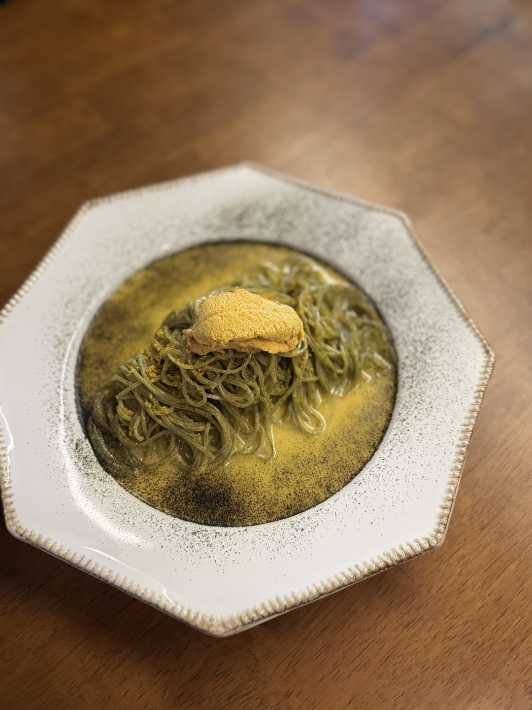 Langhe松露宽面与酒柜台座位