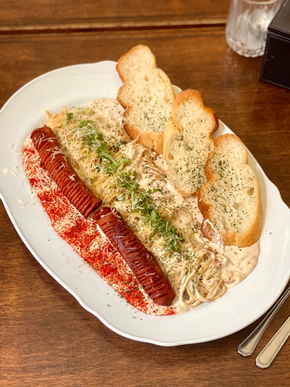 bistrohome ネオンライトのガストロパブ、名物鍋とパスタ