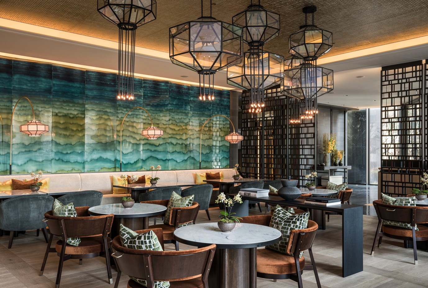 포시즌스 호텔 서울 마루のラウンジのテーブルと韓国料理の盛り合わせ